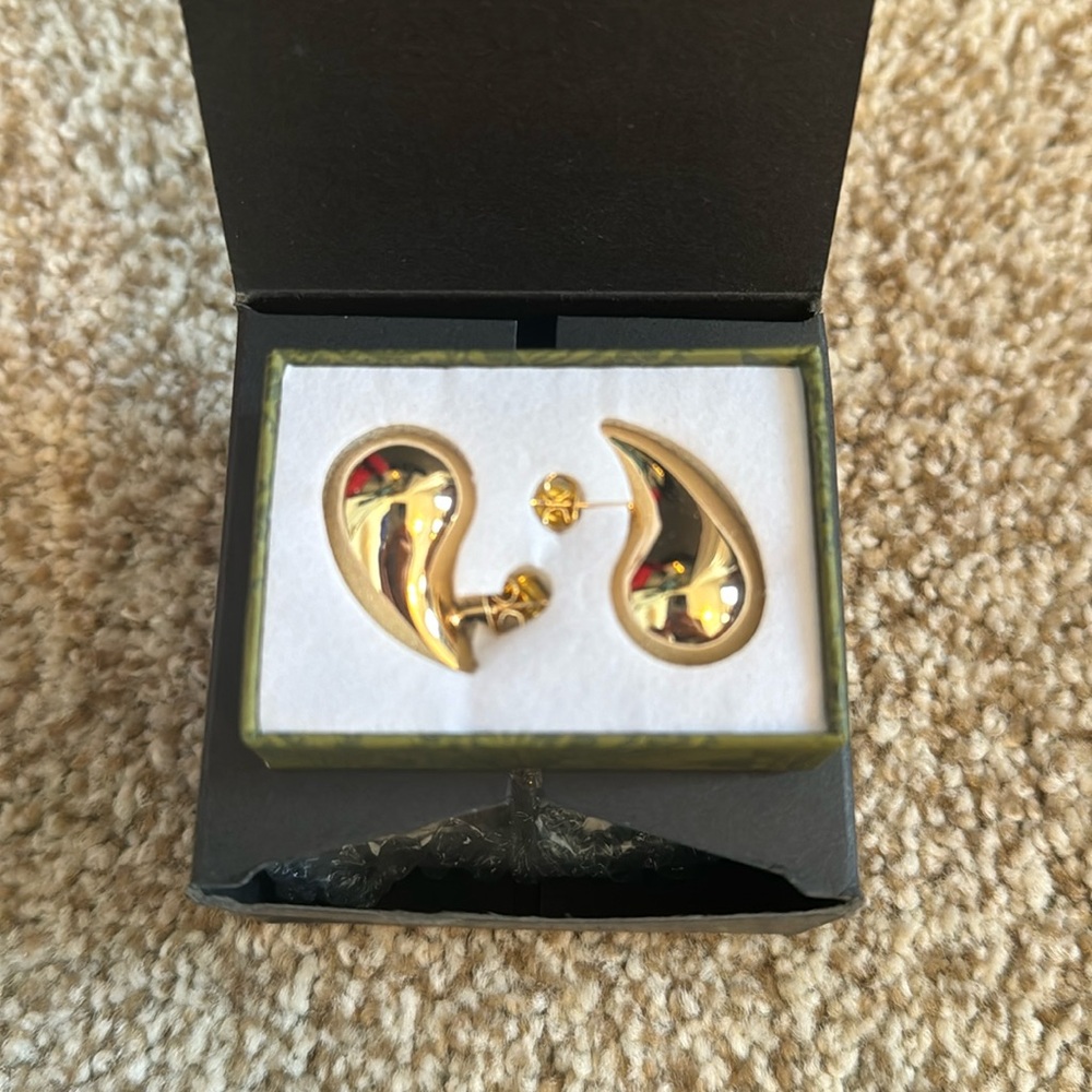 Never worn chunky tear drop earrings